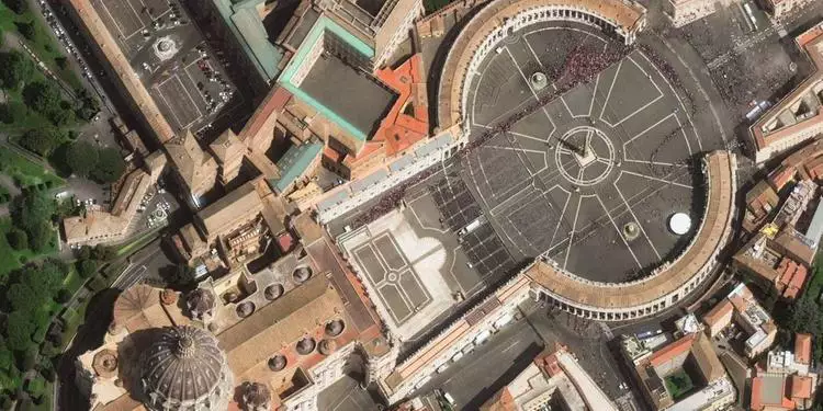 Fila de fiés no velório do Papa Francisco. (Divulgação/ Maxar Technologies)