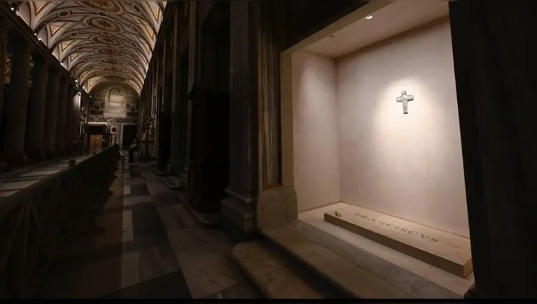 A visitação ao túmulo do Papa Francisco começou na Basílica de Santa Maria Maggiore, onde fiéis prestam homenagens ao pontífice. | Reprodução/Vatican News