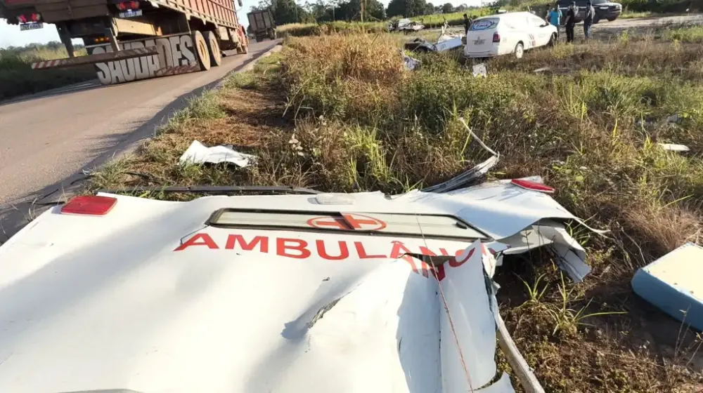 Partes da ambulância de TFD que se transformou em um monte de ferro retorcido - Foto: Portal Tailândia