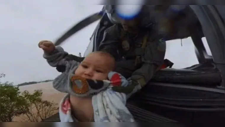 Bebê de cinco meses foi salvo por helicóptero no telhado de casa alagada no Rio Grande do Sul, em maio de 2025. | Reprodução/RBS TV
