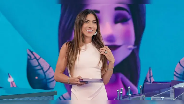 Apresentadora do SBT apostou em vestido branco com fenda para especial de Dia das Mães | (Gabriel Cardoso/SBT)
