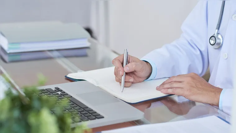 Letra de médico tem explicação | Divulgação/Freepik