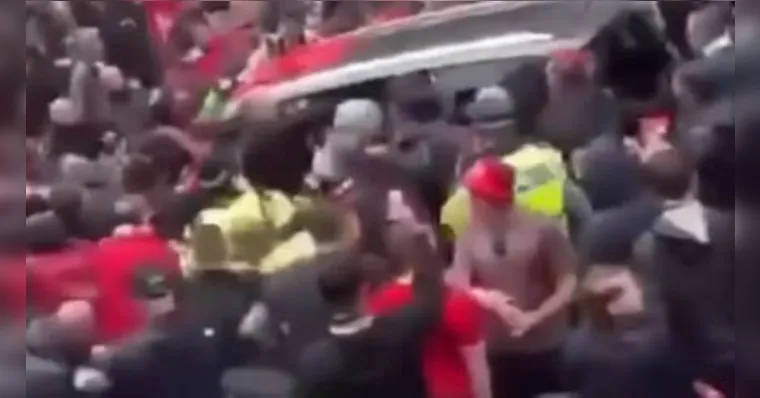 Torcedores atacam após o carro parar | Reprodução