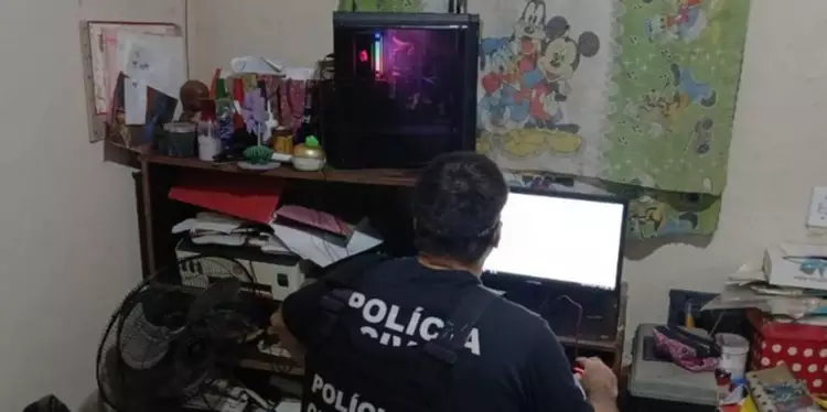 Agentes da PC em um dos endereços alvos da operação contra crimes cibernéticos. (Foto: Divulgação PC)
