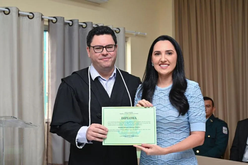 Reeleita, Mariana Chamon recebe diploma das mãos do juiz Thiago Quedas
