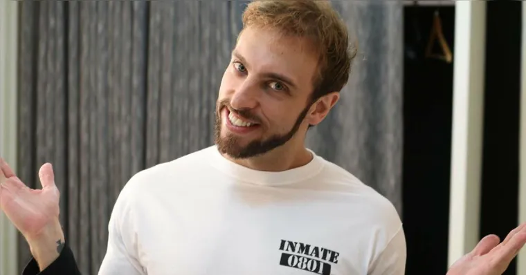 Leo Lins ficou mais conhecido por ter trabalhado ao lado de Danilo Gentilli, no The Noite e pelos shows de humor que fazia. | Foto: Divulgação