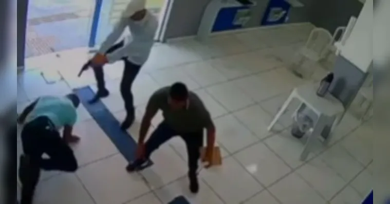 Assaltantes atiraram no comerciante, após o assalto | Reprodução