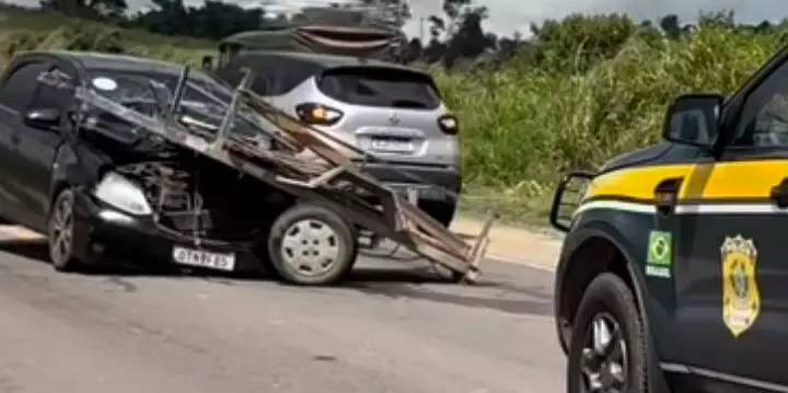 Com o impacto, o automóvel ficou completamente destruído. (Reprodução/ BO Paragominas)