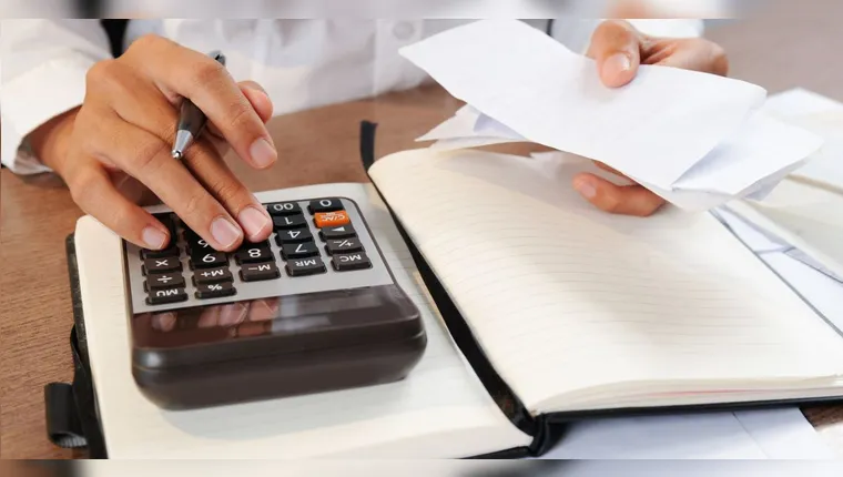 Economizar parece uma tarefa impossível, mas adotar alguns hábitos podem ser a virada de chave que você tanto precisava | Foto: katemangostar/Freepik