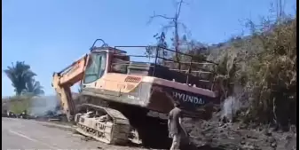 Local do acidente com a escavadeira na BR-222, rodovia federal que atravessa o Pará, Maranhão, Piauí e Ceará (Reprodução / Redes Sociais)