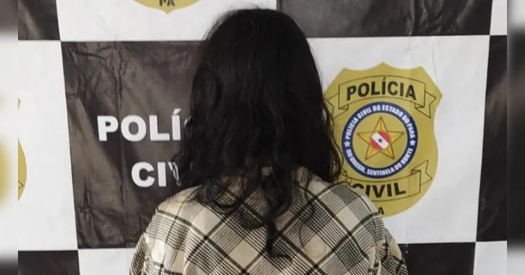 A mãe sendo apresentada na Polícia Civil | Divulgação/PCPA