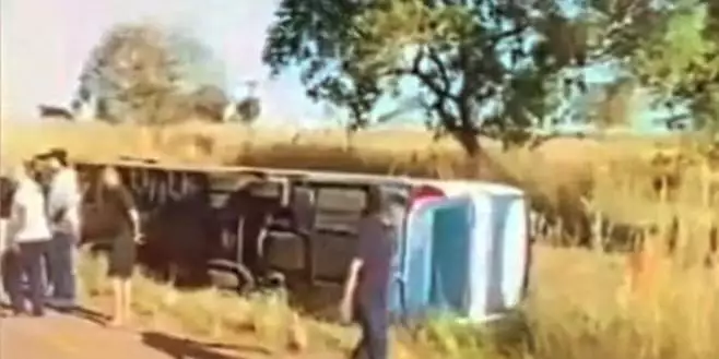 Ônibus tombou na rodovia BR-226, no Maranhão (Foto: Reprodução Redes Sociais)