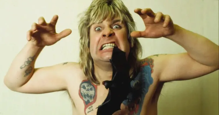 Uma das histórias mais lembradas de Ozzy foi a que ele comeu um morcego no palco em 1982. | (Divulgação)