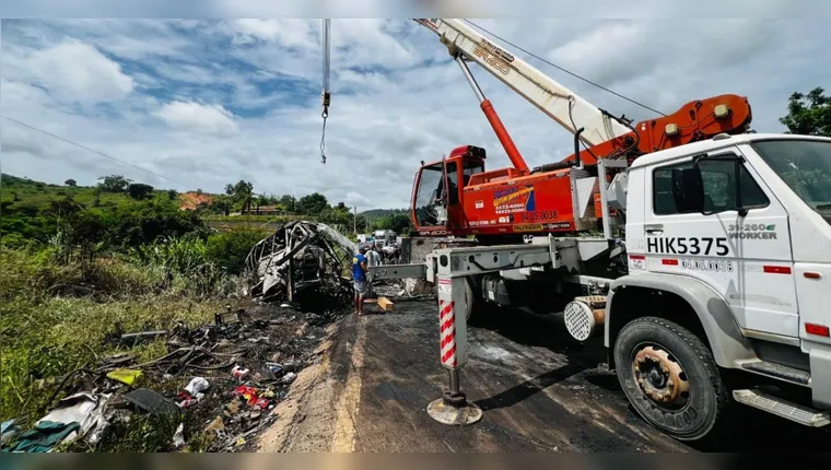 Durante o trajeto, o ônibus estourou o pneu e o motorista perdeu o controle da direção batendo contra uma carreta. | Divulgação/Corpo de Bombeiros