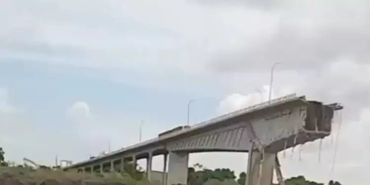 Bombeiros do Maranhão e do Tocantins realizaram buscas durante a tarde, mas os trabalhos foram suspensos após a identificação de que um dos caminhões transportava ácido sulfúrico. (Divulgação/ Corpo de Bombeiros/ Governo do Tocantins)