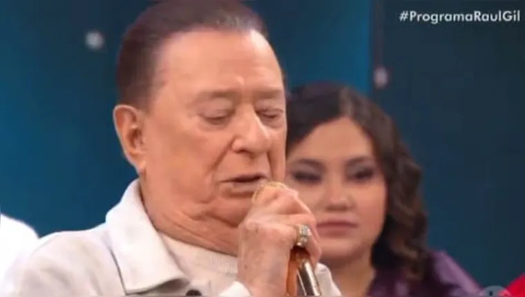 O apresentador Raul Gil se emocionou durante apresentação de seu último programa, que foi ao ar neste sábado (28) | Foto: Reprodução/X
