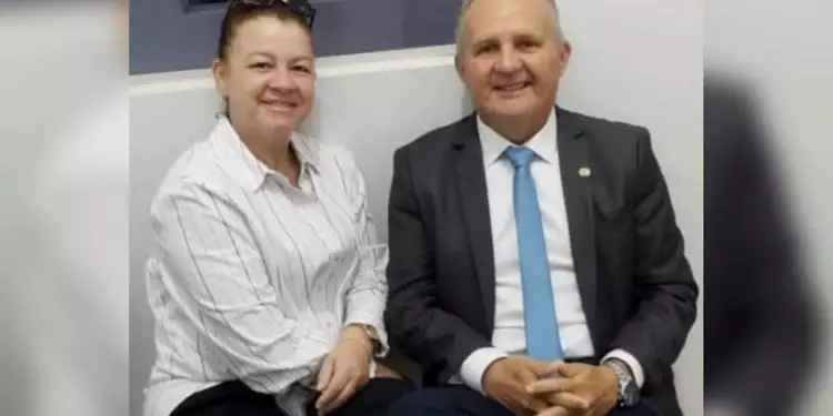 A imagem mostra Elisângela Santos das Chagas (à esquerda), de 50anos, e o marido dela, Ailson Gomes Carneiro (PSD), de 57 anos, vereador do município de Novo Repartimento (à direita). (Foto: Reprodução | G1 Tocantins)
