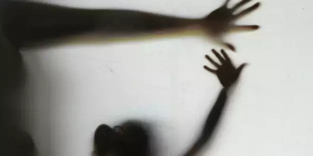 Imagem ilustrativa simulando um crime contra uma criança (Reprodução/Agência Brasil)