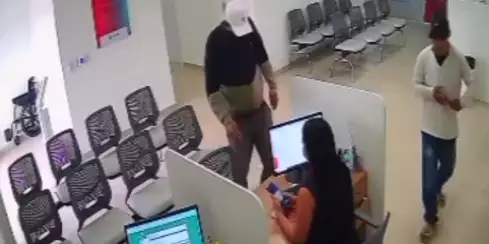 Crime foi gravado por uma câmera. Polícia Civil solicitou as imagens (Via WhatsApp)