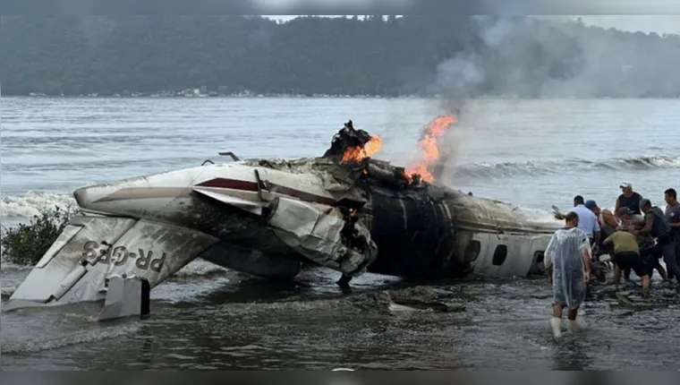 Avião de pequeno porte explodiu ao tentar pousar. Acidente aconteceu nesta quinta-feira (09) no litoral norte de São Paulo | Foto: PMSP/Fotos Públicas
