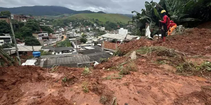 Deslizamentos ocorreram após as chuvas na última madrugada (Divulgação / Corpo de Bombeiros)