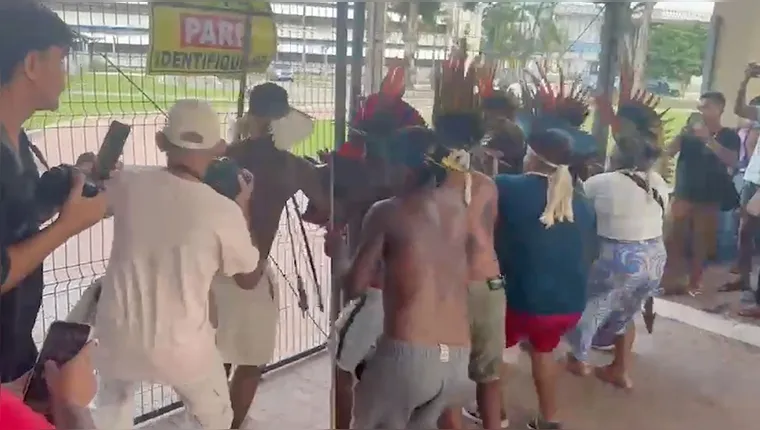 Lideranças indígenas protagonizaram uma cena de violência na sede da Seduc | Redes sociais