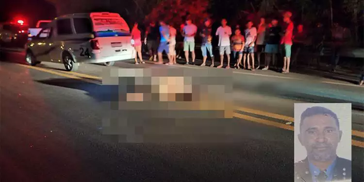 A imagem mostra o corpo da vítima do acidente, Sivaldo Ribeiro de Sousa, de 42 anos, jogado na pista da BR-422 e sendo observado por curiosos. (Foto: Reprodução | Correio de Carajás)