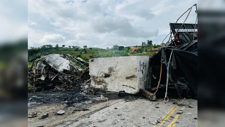 Uma colisão aconteceu entre um ônibus, uma carreta e um veículo de passeio, no km 286, próximo ao distrito de Lajinha. | (Divulgação/Corpo de bombeiros)