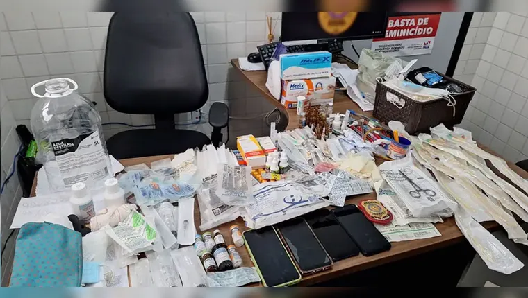 O material apreendido na casa da técnica de enfermagem de 77 anos que realizava os procedimentos. | Divulgação