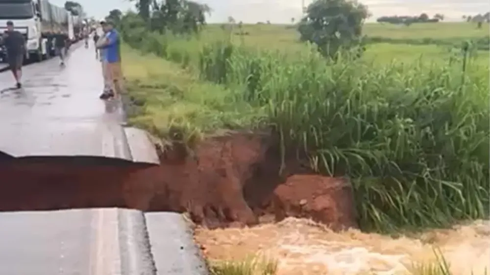 A situação pegou muitos condutores de surpresa, tornando necessário o desvio para rotas alternativas. | ​Foto: Reprodução / Redes sociais