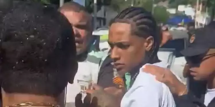 Momento em que o rapper Oruam é cercado por policiais na Barra da Tijuca, no Rio de Janeiro (Foto: Reprodução G1)