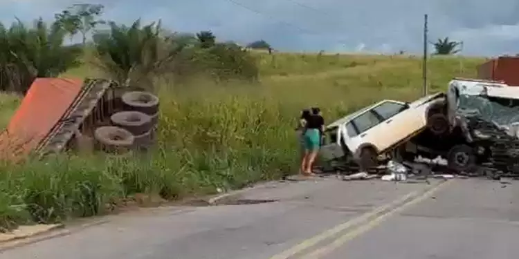 O impacto da batida causou o rompimento do tanque de combustível de um dos caminhões, resultando no derramamento de óleo diesel na pista. (Reprodução)