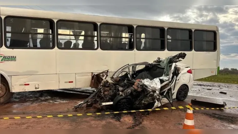 O adolescente colidiu frontalmente com um ônibus e ficou preso nas ferragens. | (Reprodução/Redes sociais)