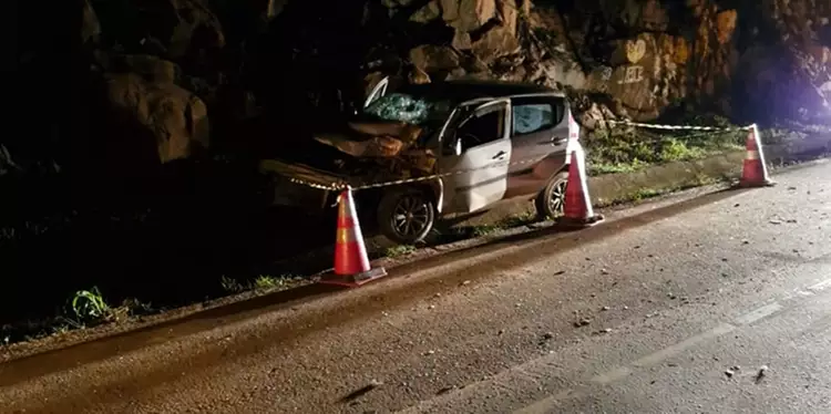 Carro da vítima após colisão com parede de pedra em Moraes de Almeida. (Foto: Folha do Progresso)