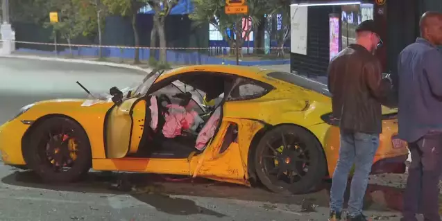 Porche amaraelo envolvido em briga de trânsito em São Paulo na madrugada desta segunda-feira (29.07) (Foto: Reprodução/TV Globo)