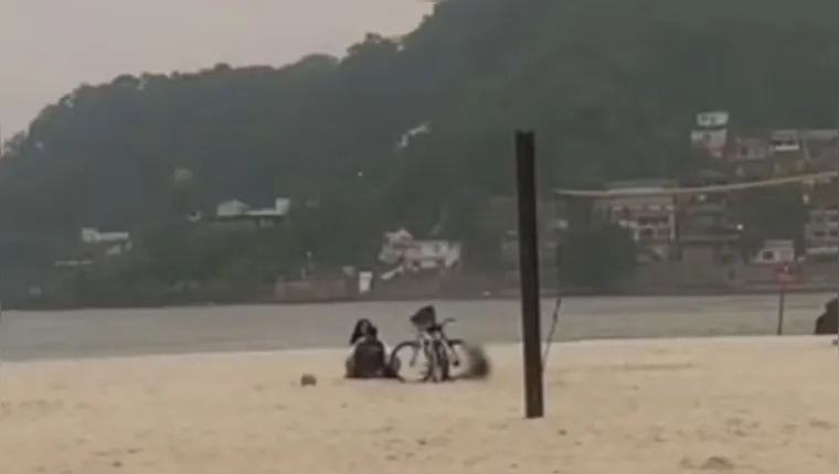 O caso de atos obscenos em uma praia em São Vicente, no litoral de São Paulo, chocou os banhistas. | ( Reprodução Redes Sociais )