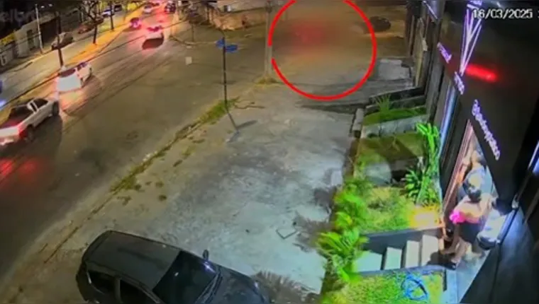 Agressor de mulher é atropelado | Reprodução