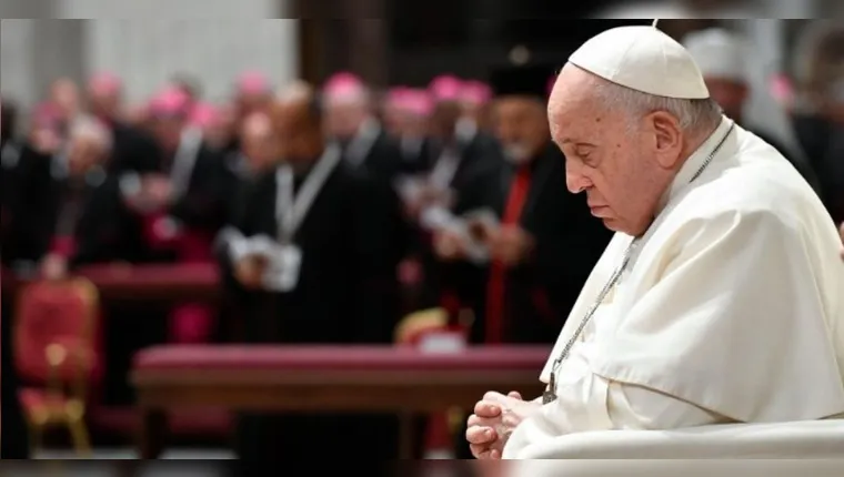 Embora o pontífice continue sua recuperação, o cardeal Víctor Manuel Fernández tranquiliza sobre rumores de aposentadoria, destacando que a condição física de Francisco permanece a mesma de antes. | Reprodução/Vatican News
