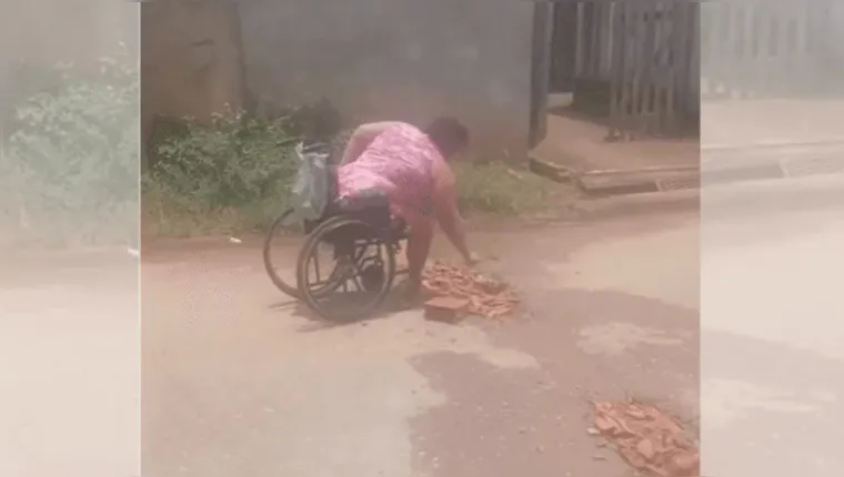 Mulher em cadeira de rodas faz o serviço que seria da prefeitura de Marabá | Reprodução/Redes Sociais
