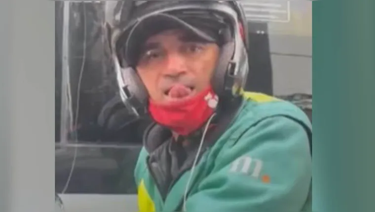 Motoqueiro para ao lado do carro da vítima | Reprodução/Redes Sociais