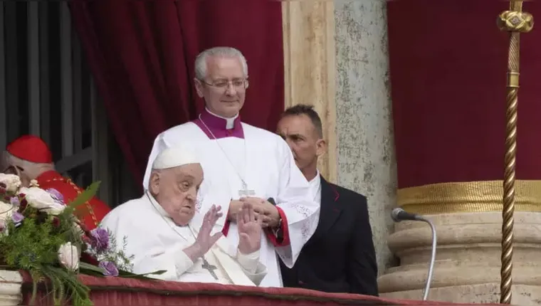 Papa Francisco saúda os fieis na sacada da Basílica de São Pedro | ( Divulgação/Vatican Media)