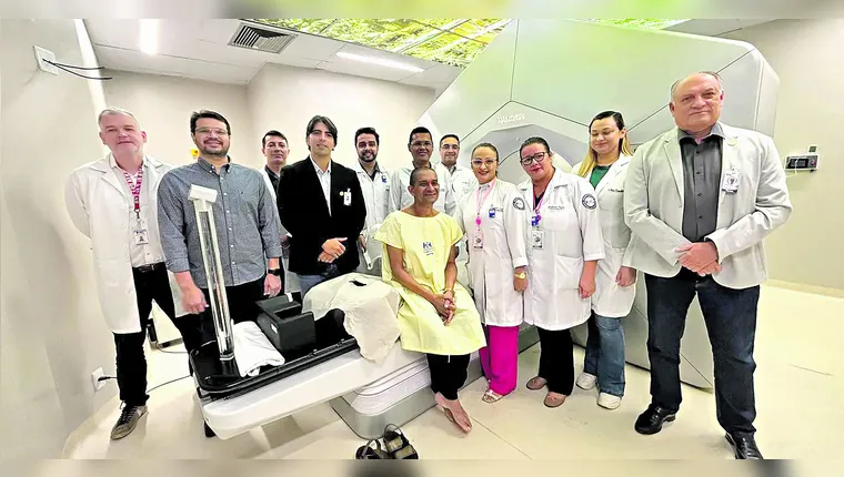 Edvaldo com a equipe responsável pelo procedimento cirúrgico do hospital Ophir Loyola | Divulgação
