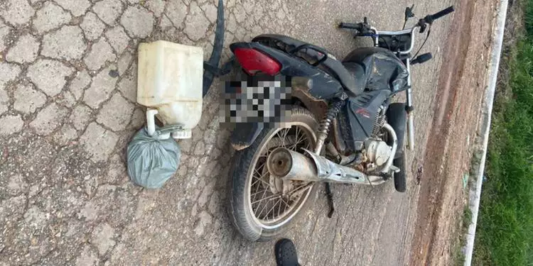 Com o impacto, o motociclista não resistiu aos ferimentos e morreu ainda no local. Não há confirmação se a vítima fazia uso do capacete. (Reprodução)